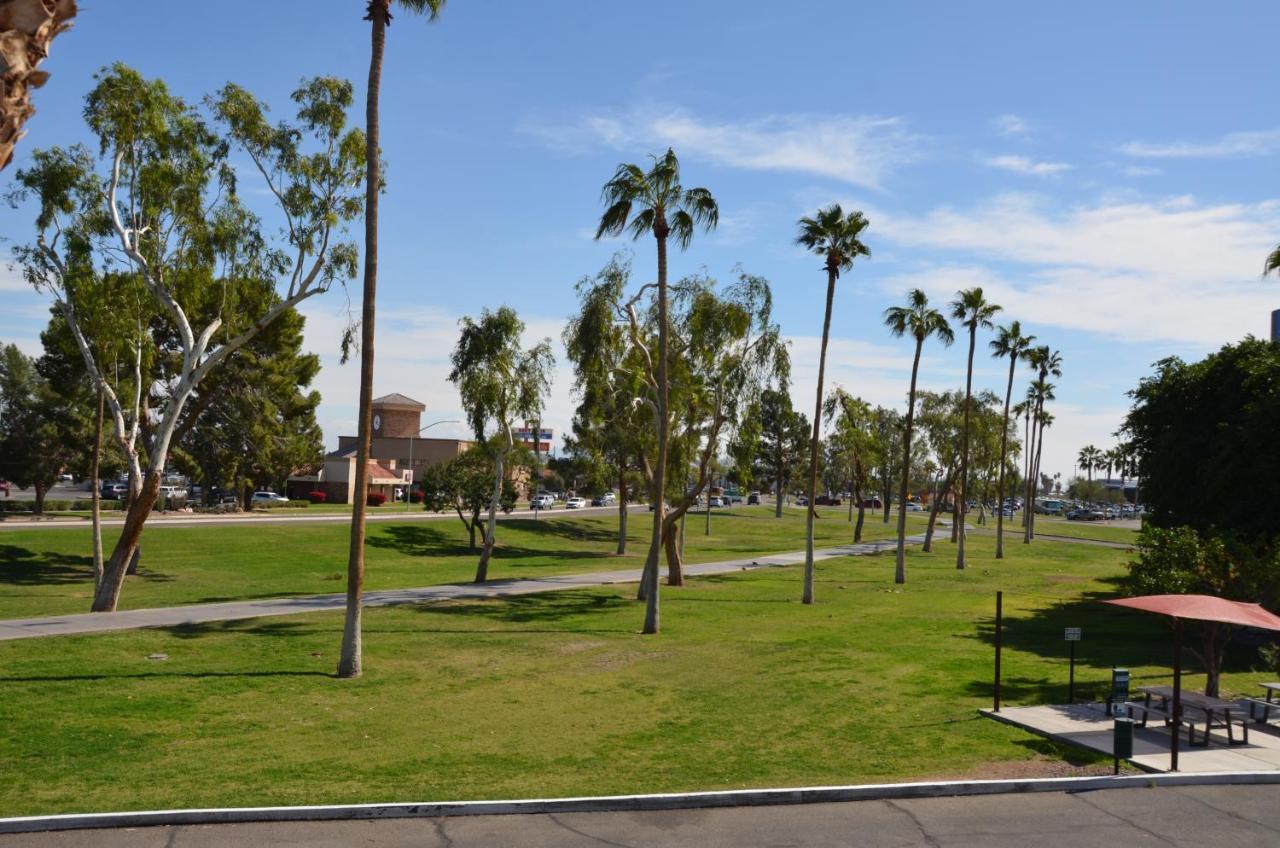 Howard Johnson By Wyndham Yuma Esterno foto